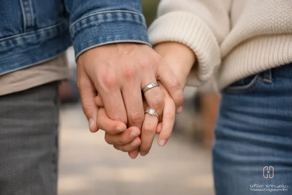 عکس حلقه ست روی دست یک زوج در موقعیت روزمره