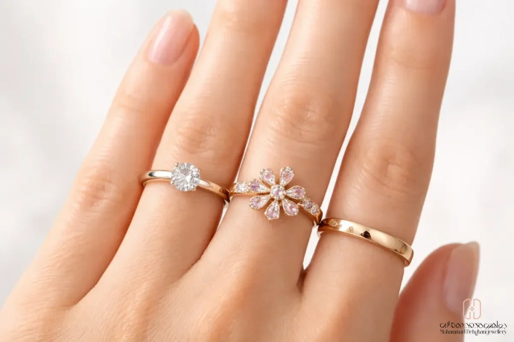 عکس مقایسهای از سه مدل سولیتر تکنگین، انگشتر فلاور جواهر و حلقه ازدواج ساده روی انگشتان یک دست