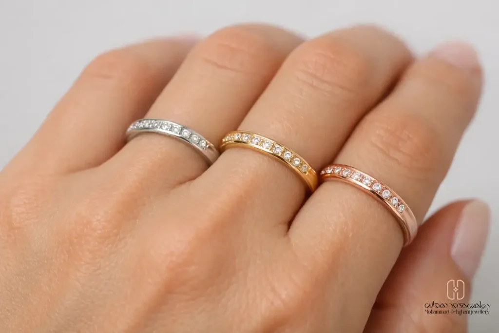 مقایسه سه رنگ طلای سفید، زرد و رزگلد کنار هم روی دست