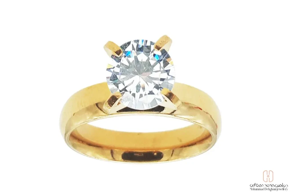 نمای ماکرو از سولیتر با پایه 4 چنگ برای القای ارزش سنگ