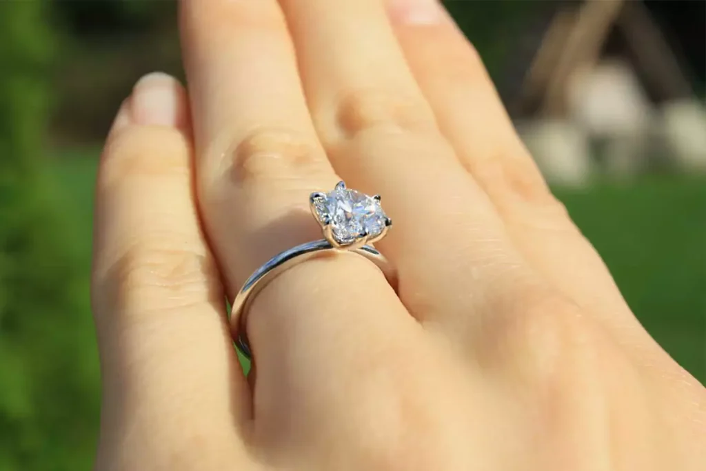 نمای نزدیک انگشتر سولیتر